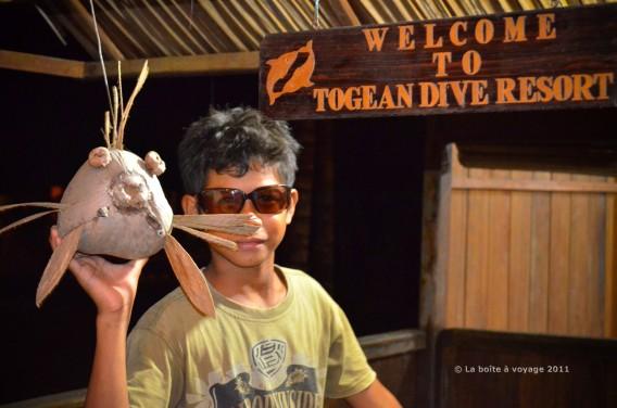 Fais, un neveu de Jafar, qui donne un coup de main au resort (Tomken, îles Togian, Sulawesi Centre, Indonésie)