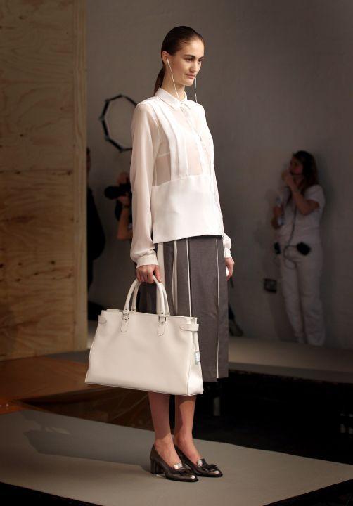 Fashion Week de Londres : un sac à main recharge les portables !