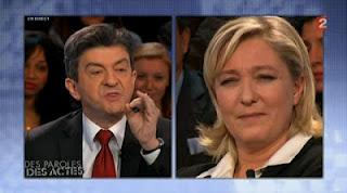 Un Mélenchon hargneux face à une Le Pen calme, ignorant la personne face à elle.