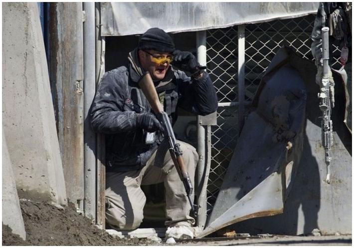 soldat US et contractor émeutes Kaboul.jpg