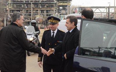 Petit Couronne le 24 02 1012Le président Nicolas Sarkozy a annoncé vendredi aux salariés de la raffinerie Petroplus de Petit-Couronne (Seine-Maritime) que le contrat avec Shell permettant une reprise temporaire d'activité était 