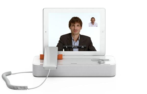 ipad facetime horizontal extra clair copy600wide Invoxia présente son AudiOffice un dock atypique