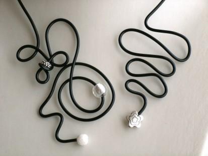 Collier en fil d’aluminium noir et perles blanches