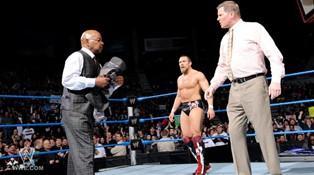 Les General Manager de Raw et Smackdown s'affrontent lors du combat CM Punk Vs. Daniel Bryan