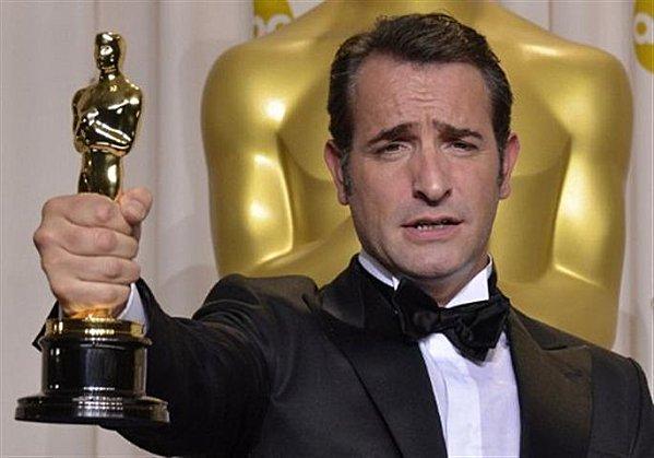 jean-dujardin-a-remporte-l-oscar-du-meilleur-acteur-devant.jpeg