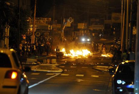 Emeutes à la Réunion La Réunion régresse, Maurice progresse