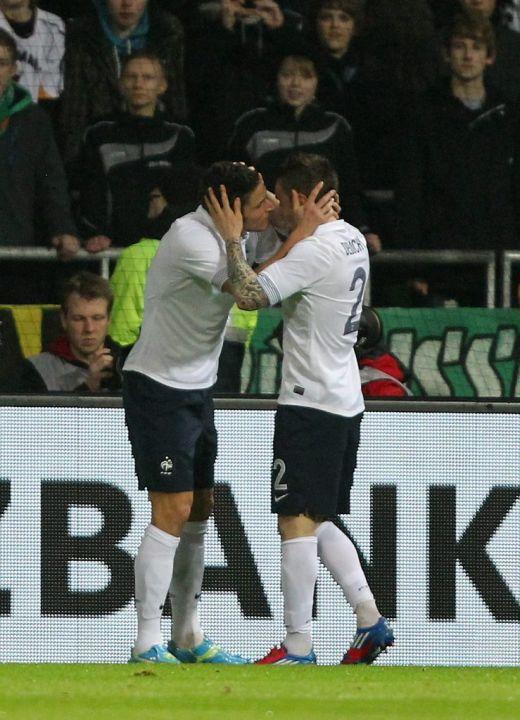 Le Baiser de Brême: deux joueurs français s'embrassent fougueusement pendant le match Allemagne-France