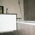 Une petite salle de bain en béton ciré