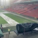 Carlsberg inaugure une tribune en explosant une bouteille géante.