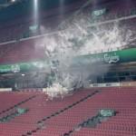 Carlsberg inaugure une tribune en explosant une bouteille géante.