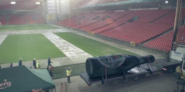 Carlsberg inaugure une tribune en explosant une bouteille gĂŠante.