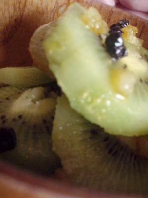 Salade de kiwi aux myrtilles et écorces d'orange confites