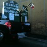 Voiture déguisée en mitrailleuse