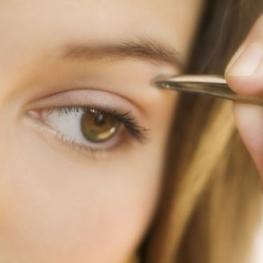 Des sourcils parfaits pour un regard sublimé… Ou comment bien s’épiler les sourcils!