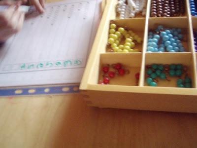 Quantité et symbole mathématique : barres rouges et bleues, perles