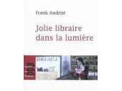 Jolie libraire dans lumière Frank Andriat