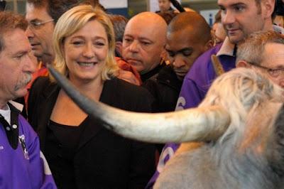 Marine Le Pen court après ses parrainages