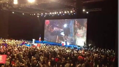 Arrivée de @fhollande au meeting de #Dijon #FH2012 (vidéo)