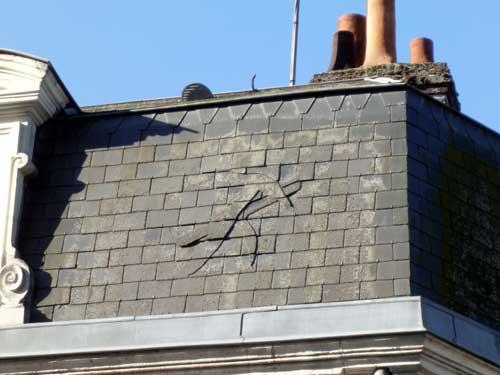 L'emblème des couvreurs sur une maison de Vendôme (41)