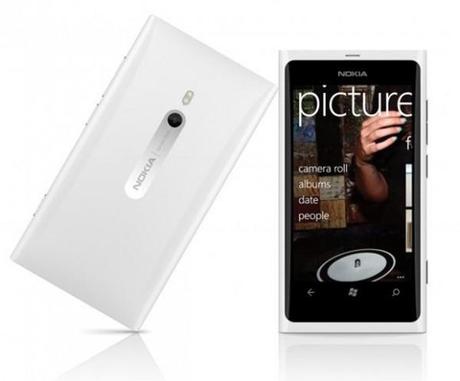 700 nokia lumia 800 white back and front 600x497 Le Nokia Lumia 800 se hisse dans le top 10 en Grande Bretagne