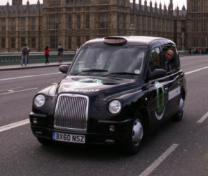 Un taxi à hydrogène devant le Houses of Parliament