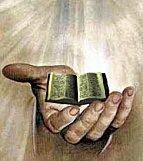 Bible dans main de Dieu