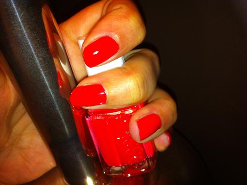 Essie m’emmène en voyage au printemps 2012 avec Navigate her… Et c’est Olé Caliente !!