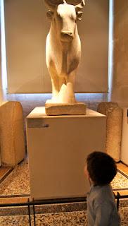 Sous les yeux du Sphinx au Louvre