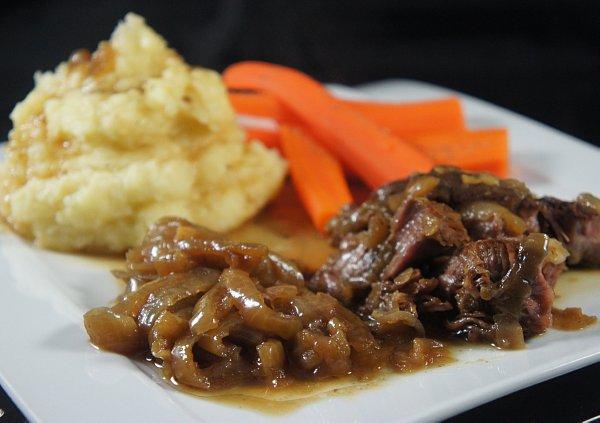 Jarret de boeuf aux oignons rouges