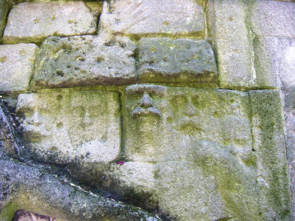 Empreintes de visages dans la pierre : le Mur des Révolutions
