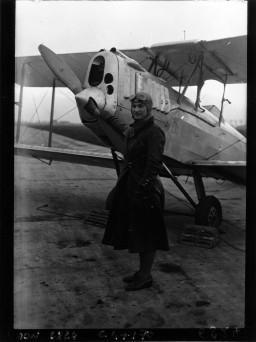 La jeune aviatrice française Hélène Boucher qui doit tenter le raid Paris-Saïgon, photographiée au Bourget, avec son avion : [photographie de presse] / Agence Mondial