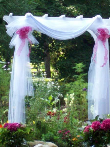 Quelques arches pour une décoration de mariage en exterieur