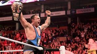 En dominant son adversaire, Jack Swagger, Santino Marella s'empare du titre de Champion des USA de la WWE