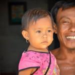 Père et fille (Kabalutan, îles Togian, Sulawesi Centre, Indonésie)
