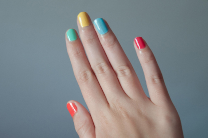 Une manucure multicolore !