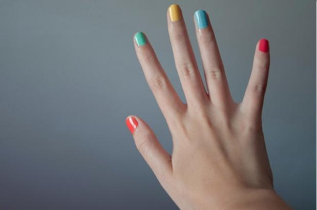 Une manucure multicolore !
