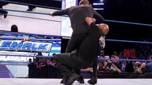 Le GM de Smackdown, Theodore Long, s'impose face à son homologue de Raw John Laurinaitis
