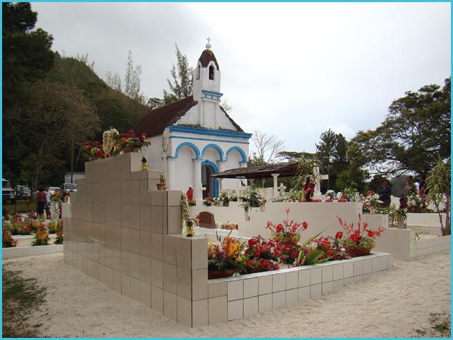 CIMETIERE ST PIERRE RIKITEA Voyage aux Gambier 5 : Rouru