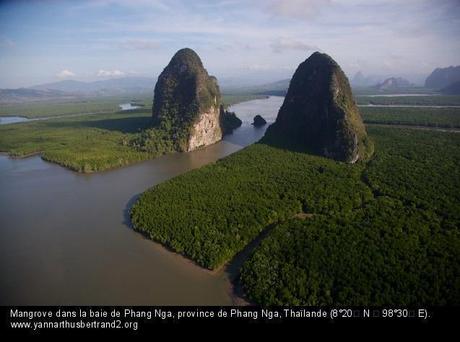 Baie de Phang Nga. Photo Arthus Bertrand, le photographe volant