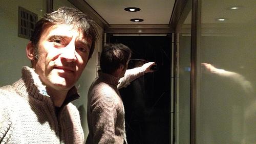 11/03/2012 I like my reflexion in the mirror.J aime bien ...