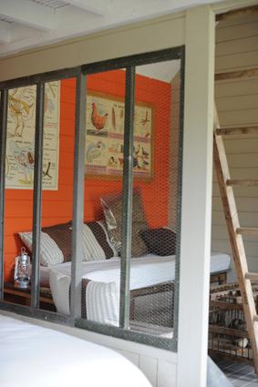 Une cabane d’hôtes tout en bois sur le thème de la poule