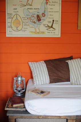Une cabane d’hôtes tout en bois sur le thème de la poule