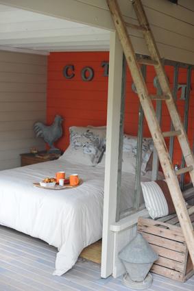 Une cabane d’hôtes tout en bois sur le thème de la poule