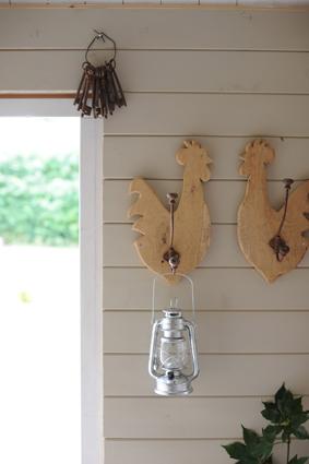 Une cabane d’hôtes tout en bois sur le thème de la poule