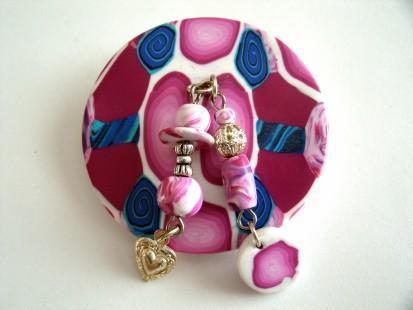 Broche ronde à breloques