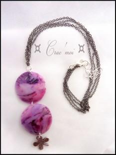 La ronde des créatrices : couleur fushia Collier double lentille et son trèfle à 4 feuilles