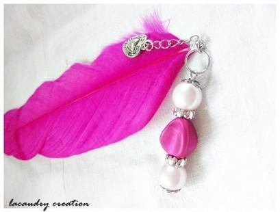 La ronde des créatrices : couleur fushia Marques pages PLUME ROSE FUCHIA , perles fushia et rose nacré