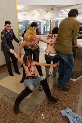 Des poupées russes contre Poutine