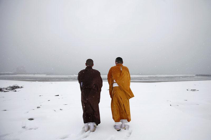 <b></div>Hommage.</b> Les Japonais ont observé dimanche une minute de silence à la mémoire des victimes du séisme de magnitude 9 et du tsunami qui ont dévasté la côte nord-est de l'archipel il y a un an, faisant plus de 19.000 morts et disparus. À 14h46 précise, heure à laquelle est survenu le violent tremblement de terre le 11 mars 2011, la vie s'est figée dans les villes du Japon, comme ici, sur la plage de Kitaizumi à Minamisoma, près de Fukushima. Les moines bouddhistes ont offert une prière en hommage aux personnes emportées ou sinistrées par la catastrophe naturelle doublée d'un grave accident nucléaire. A Tokyo, immédiatement après la minute de silence, le Premier ministre, Yoshihiko Noda, a fait solennellement une promesse : celle de tout faire pour reconstruire la région ravagée et transmettre la mémoire de cette tragédie aux générations suivantes.