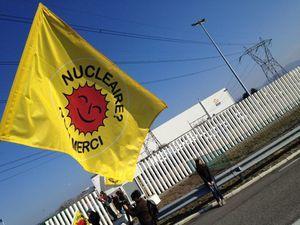 Des milliers pour dire #stopfessenheim devant la centrale #nucleaire de #fessenheim IMG_5877